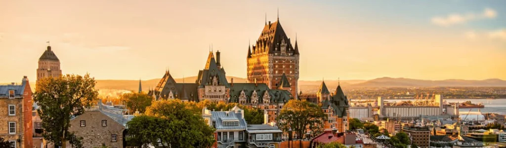 Kasteelachtig hotel Château Frontenac met torens en groene daken, boven de daken van de oude stad van Québec