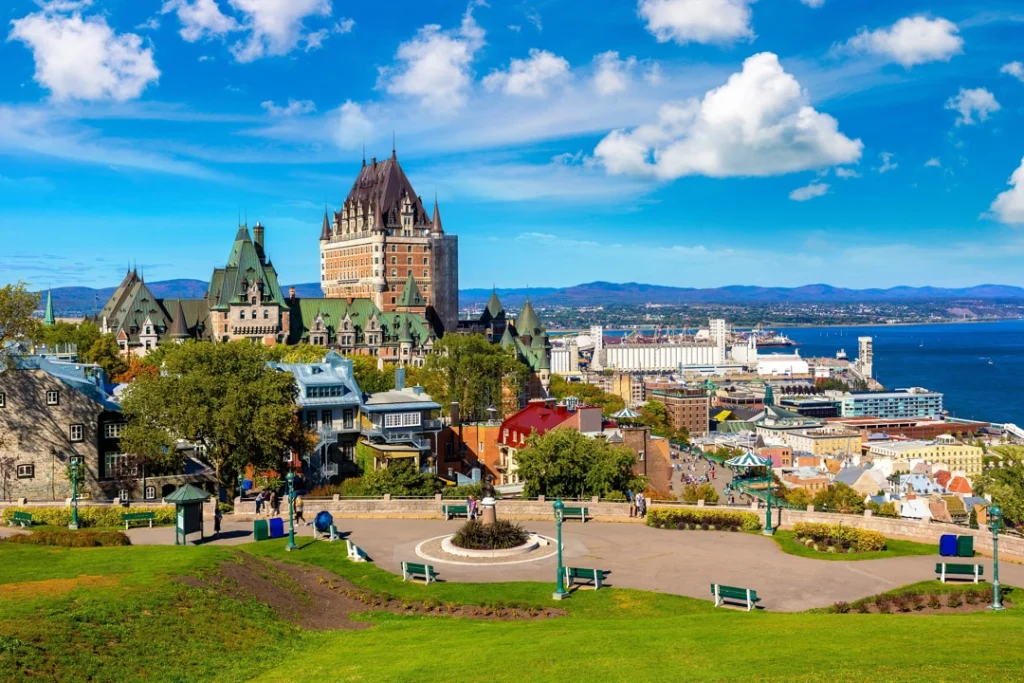 Panoramisch uitzicht over Quebec-Stad in Canada met het kasteelachtige Château Frontenac op de heuvel en de rivier op de achtergrond