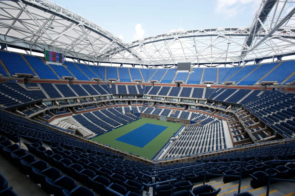 Lege tribunes van het Arthur Ashe Stadium op het USTA National Tennis Center in Queens met het dak geopend