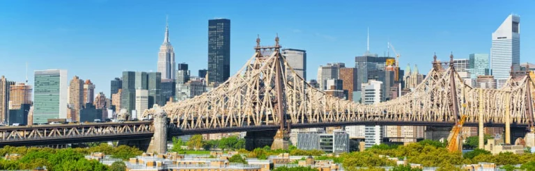 De Ed Koch Queensboro Bridge over de East River met op de achtergrond de skyline van Manhattan