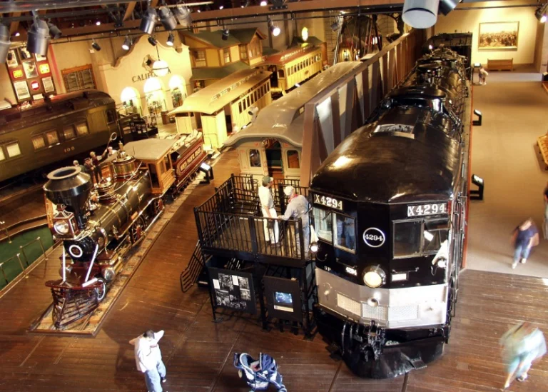 Overzicht van historische stoom en dieseltreinen opgesteld in het California State Railroad Museum in Sacramento