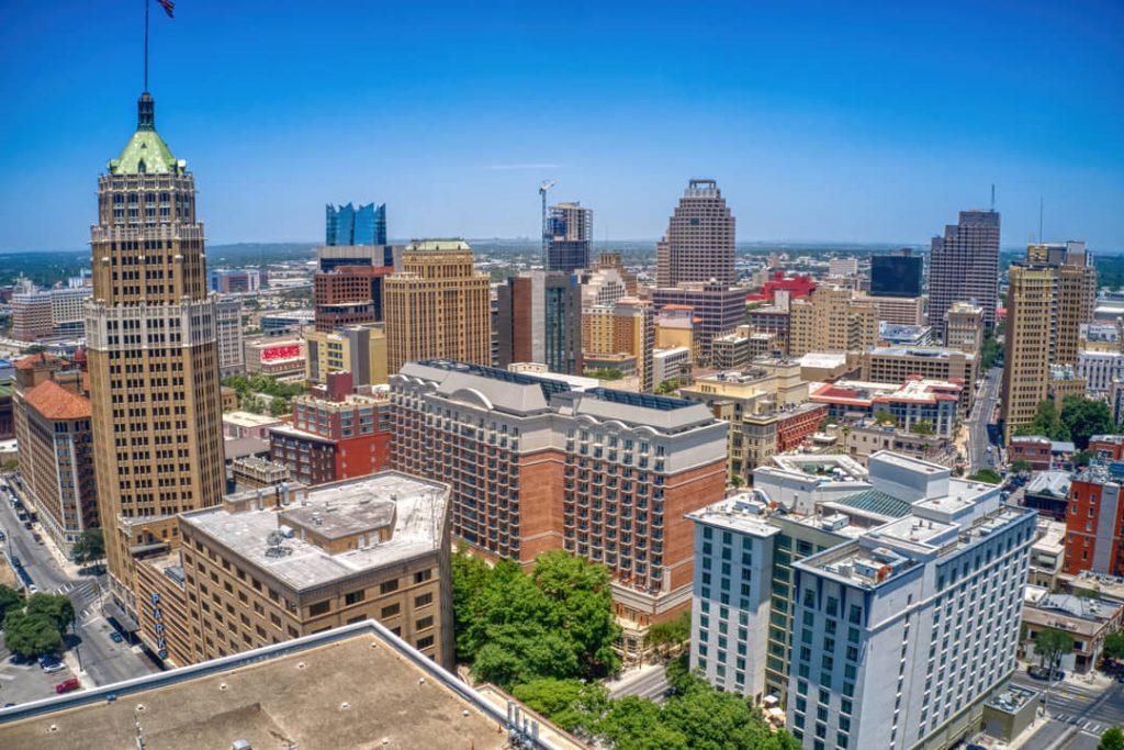 Luchtfoto van de wolkenkrabbers in het centrum van San Antonio, met de opvallende Tower Life Building op de voorgrond