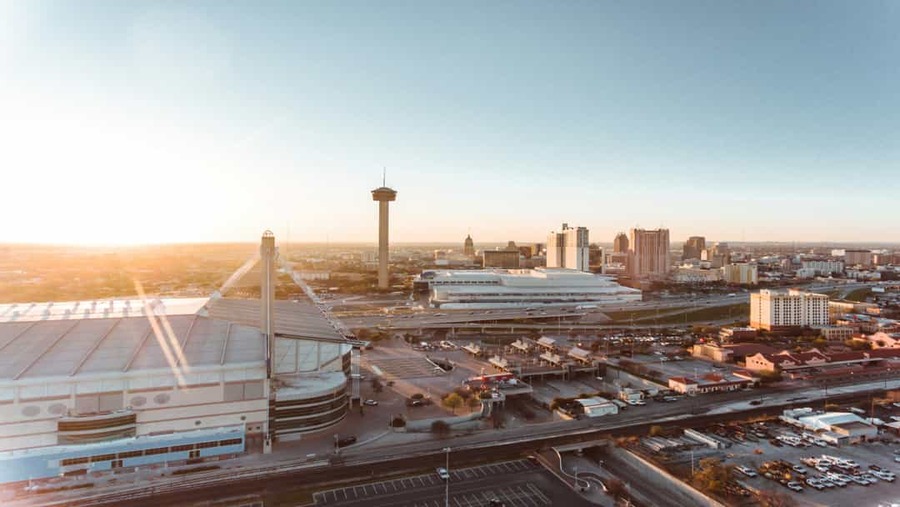 Skyline van San Antonio met de Tower of the Americas en het Alamodome bij zonsopgang in Texas