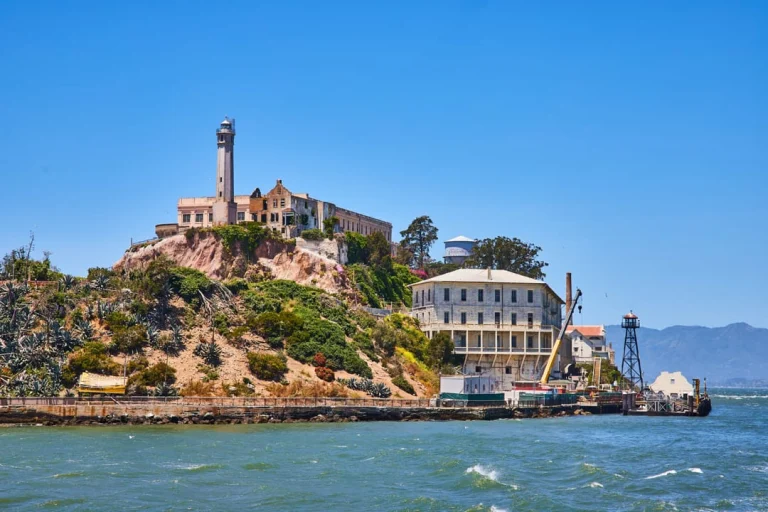 Uitzicht vanaf het water op Alcatraz Island met de oude gevangenisgebouwen en vuurtoren op de rots bij San Francisco