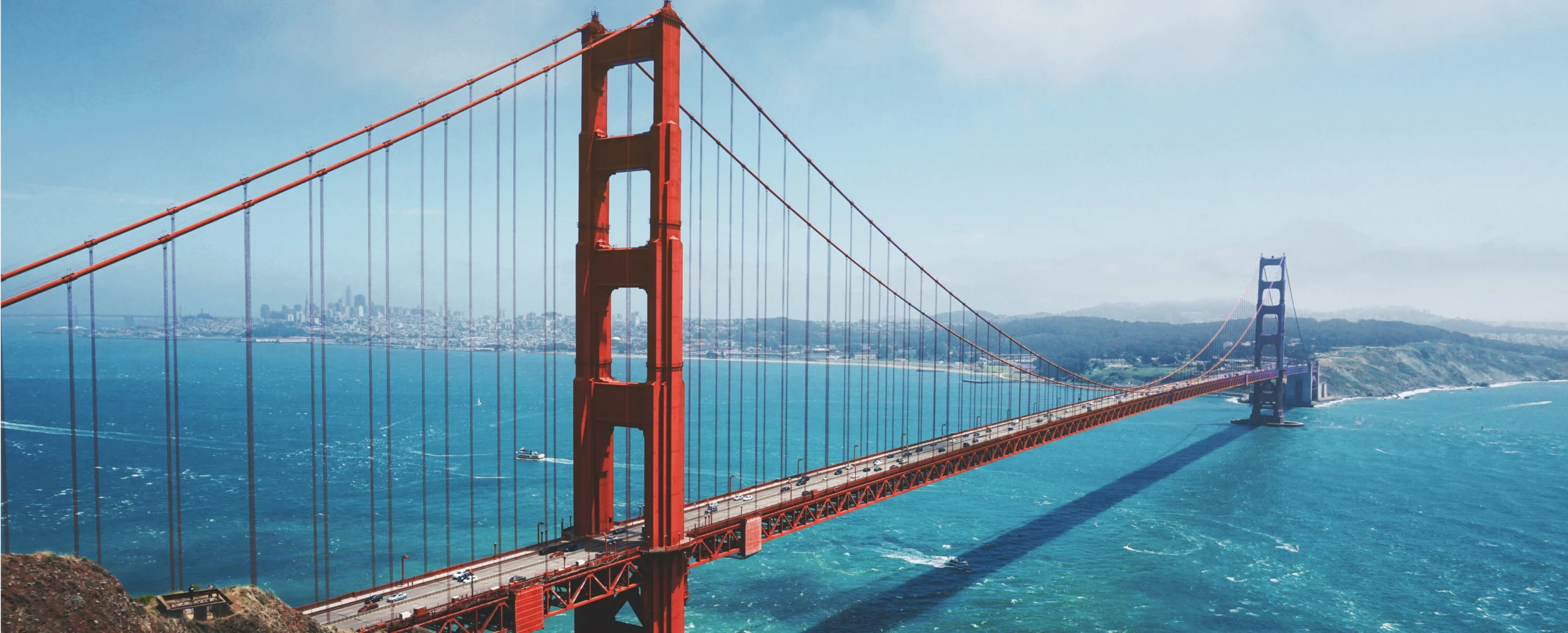 Uitzicht op de rode Golden Gate Bridge in San Francisco met de skyline in de mist op de achtergrond