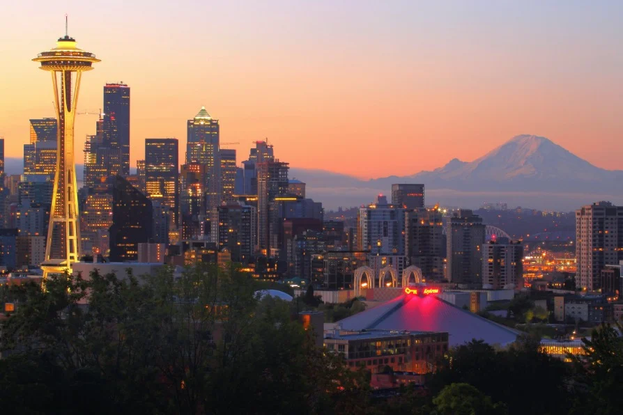 Klassiek uitzicht vanaf Kerry Park over de skyline van Seattle met de Space Needle en de besneeuwde Mount Rainier bij zonsopkomst
