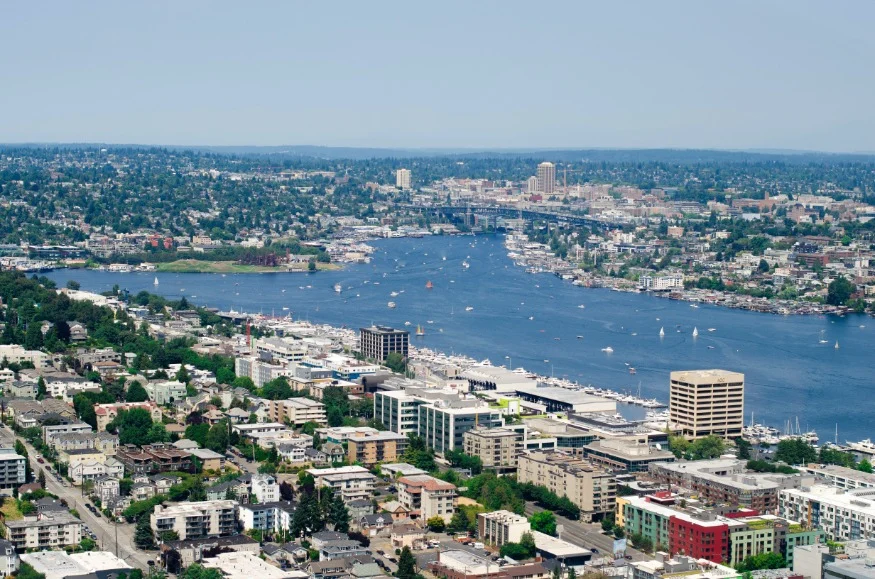 Luchtfoto van het water van Lake Union met bootjes, omringd door de wijken en wolkenkrabbers van Seattle