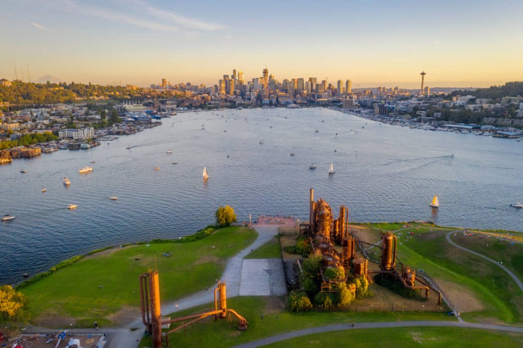 Luchtfoto van het voormalige gasfabriekterrein Gas Works Park aan het water met de skyline van Seattle en de Space Needle op de achtergrond