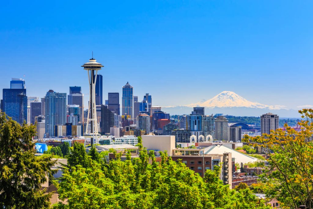 Skyline van Seattle met de Space Needle op de voorgrond en de besneeuwde top van Mount Rainier op de achtergrond