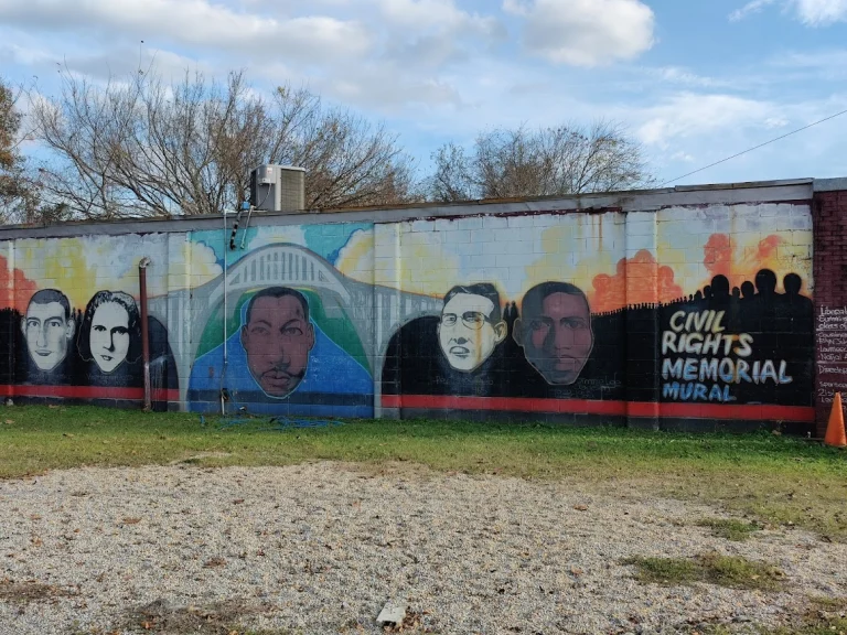 Muurschildering in Selma met portretten van burgerrechtenactivisten en de tekst Civil Rights Memorial Mural op een bakstenen muur