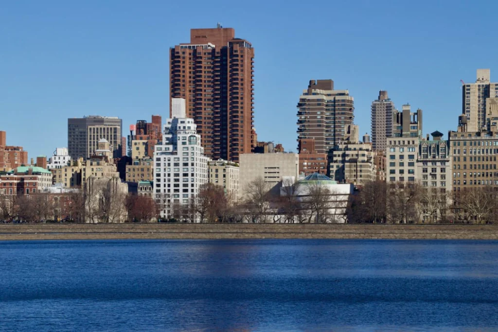 Wolkenkrabbers aan de Upper East Side van Manhattan gezien over het water van het Central Park Reservoir
