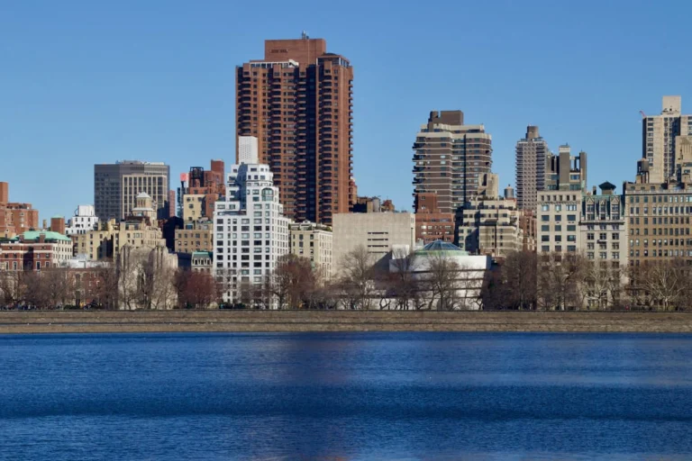 Wolkenkrabbers aan de Upper East Side van Manhattan gezien over het water van het Central Park Reservoir