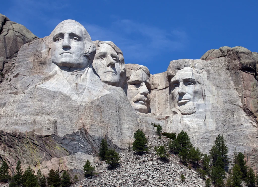 Close-up van de vier in graniet uitgehouwen presidentenkoppen van Mount Rushmore tegen een strakblauwe lucht in South Dakota