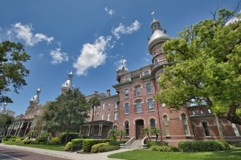 Rij zilveren koepeltorens met minaretten van het historische bakstenen gebouw van de University of Tampa tegen een blauwe lucht