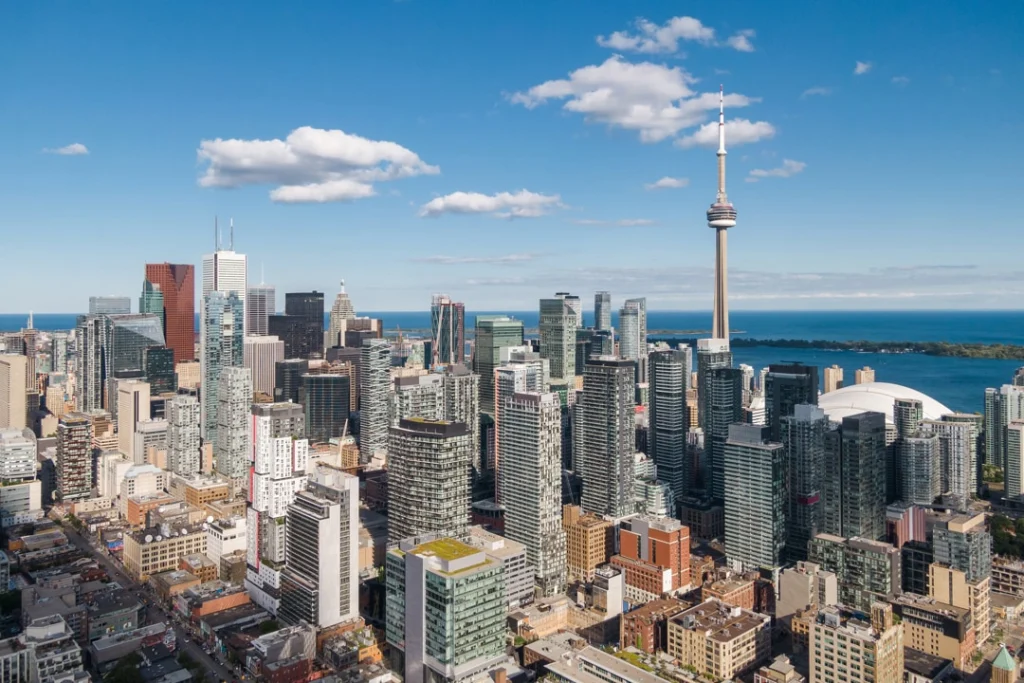 Luchtfoto van wolkenkrabbers in het centrum van Toronto met de CN Tower op de achtergrond en het water van Lake Ontario