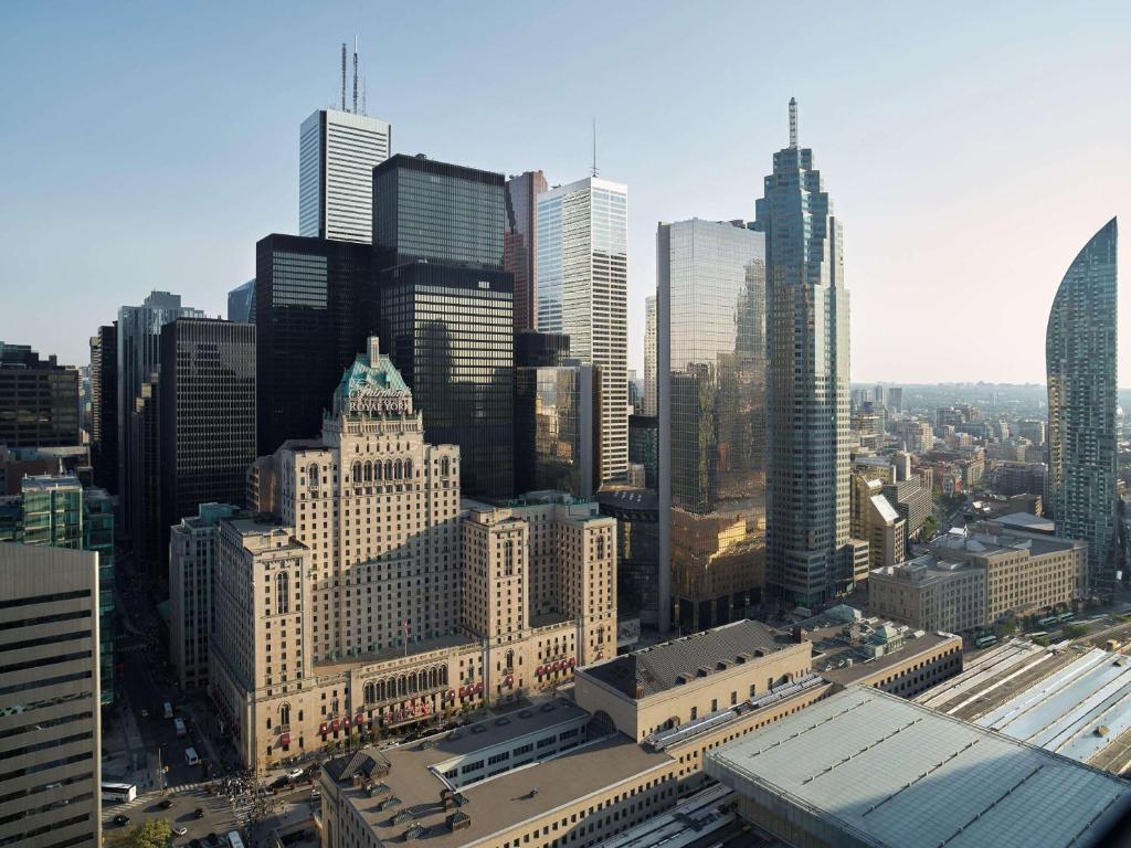 Luchtfoto van wolkenkrabbers in Toronto met het historische Royal York Hotel op de voorgrond tussen moderne glazen torens