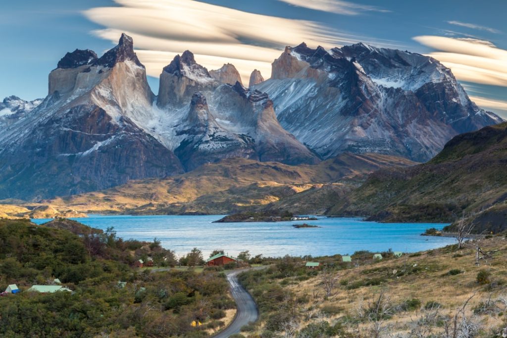 Indrukwekkende granieten bergtoppen van Torres del Paine steken boven een turquoise meer uit in Patagonie