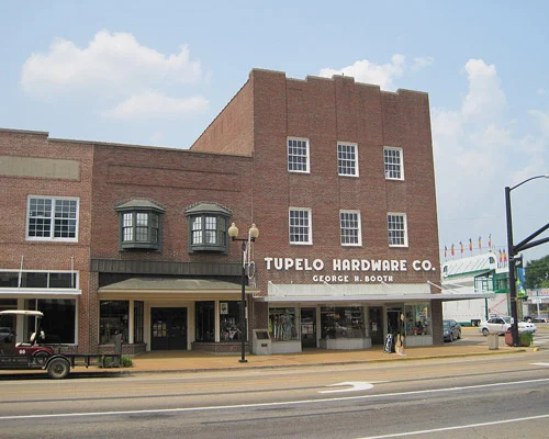 Bakstenen gevel van de winkel Tupelo Hardware Co, de plek waar Elvis Presley zijn eerste gitaar kocht, in het centrum van Tupelo in Mississippi
