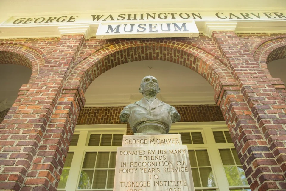 Bronzen buste van George Washington Carver op een sokkel voor het bakstenen George Washington Carver Museum in Tuskegee