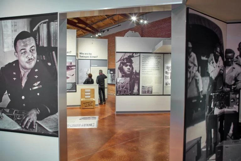 Interieur van een museum in Tuskegee met grote zwart-witfoto's en informatiepanelen over de Tuskegee Airmen