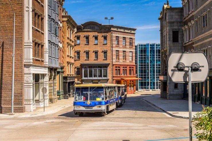 Tramwagen rijdt door een nagebouwde stadsstraat met historische gevels tijdens de studio tour van Universal Studios Hollywood