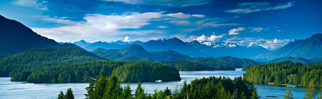 Panoramisch uitzicht over een baai met eilandjes en bosrijke bergen op Vancouver Island in West-Canada