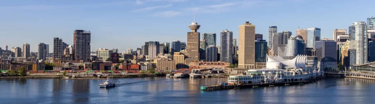 Panoramisch uitzicht op de skyline van Vancouver met wolkenkrabbers, de Harbour Centre toren en Canada Place aan de waterkant