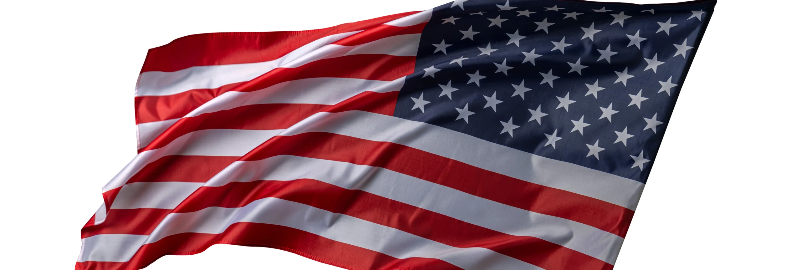 Wapperende Amerikaanse vlag met sterren en strepen losstaand tegen een egale witte achtergrond