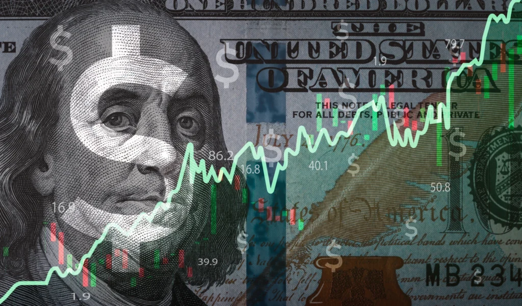 Honderd dollarbiljet met het portret van Benjamin Franklin overlapt door een groene stijgende koersgrafiek en dollartekens