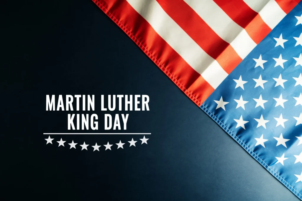 De tekst Martin Luther King Day met een rij sterren naast de punt van een gevouwen Amerikaanse vlag tegen een donkere achtergrond