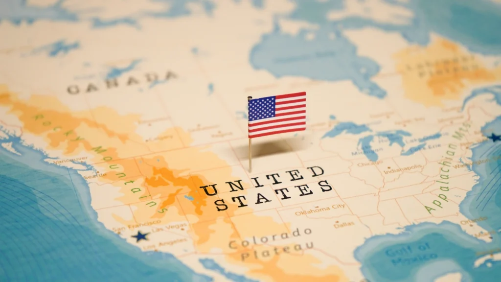 Klein Amerikaans vlaggetje steekt uit een landkaart bij de tekst United States met de Rocky Mountains en Colorado Plateau zichtbaar