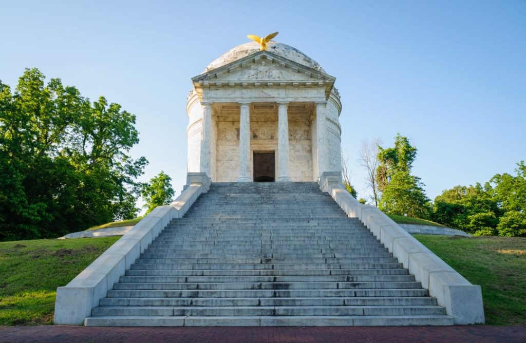 Wit marmeren monument met koepel en gouden adelaar boven aan een brede trap in Vicksburg National Military Park
