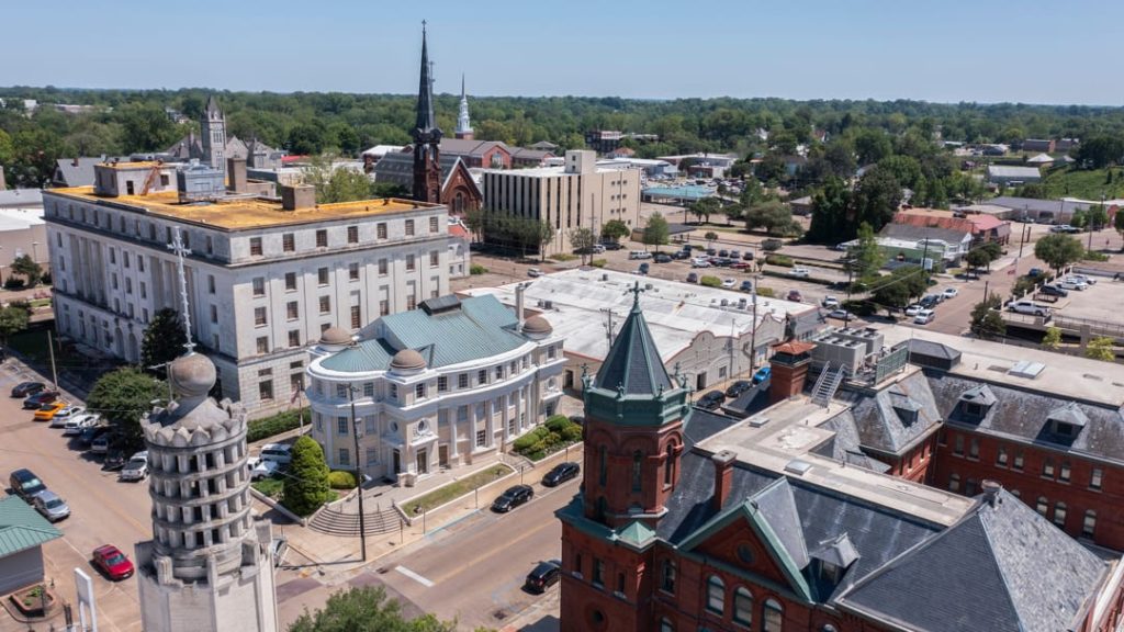 Luchtfoto van het historische centrum van Vicksburg met een ronde toren, kerkspitsen en daken van oude gebouwen