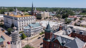 Luchtfoto van het historische centrum van Vicksburg met een ronde toren, kerkspitsen en daken van oude gebouwen