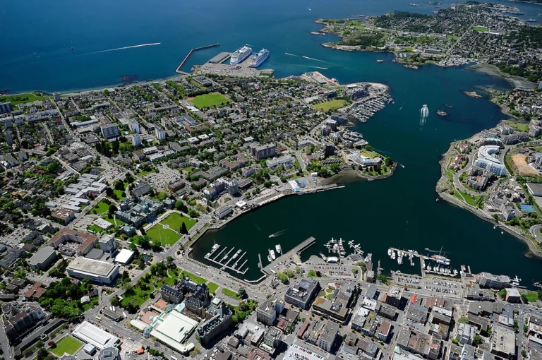 Luchtfoto van Victoria in Canada met een drukke jachthaven, cruiseschepen en de compacte binnenstad aan het water