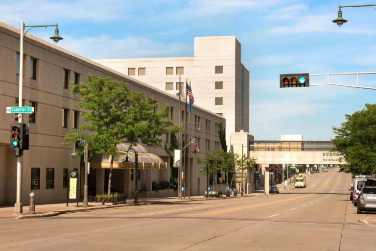 Rustige straat met een groot hotelgebouw op de hoek van Superior Street, verkeerslichten en straatlantaarns in een stad in Wisconsin