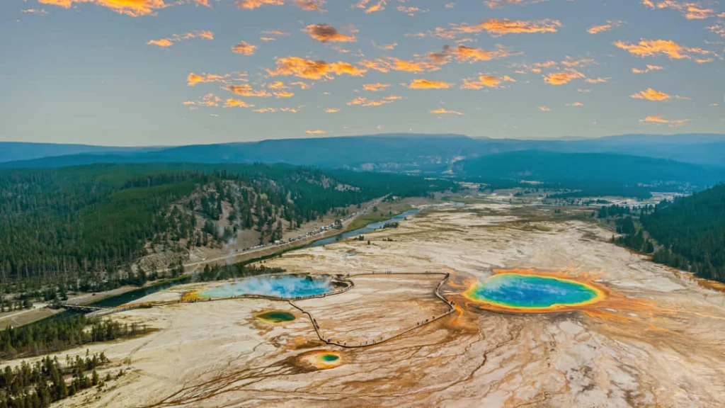 Luchtfoto van de kleurrijke ringen van de Grand Prismatic Spring omringd door kale grond in Yellowstone