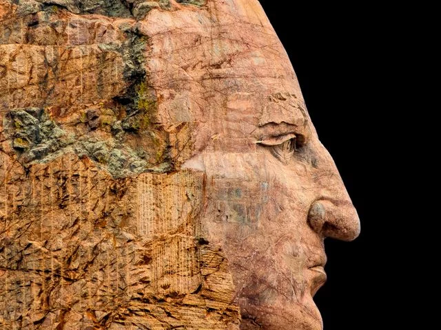 Close-up in profiel van het reusachtige uitgehouwen gezicht van het Crazy Horse Memorial in de rotsen van South Dakota
