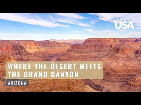 Luchtfoto van de gelaagde rotswanden van de Grand Canyon met de tekst waar de woestijn de Grand Canyon ontmoet