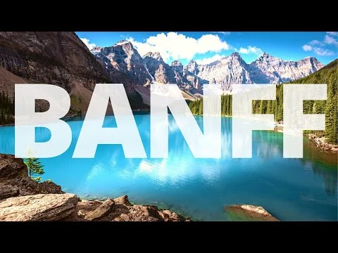 Uitzicht op een helderblauw turkoois meer met steile bergtoppen op de achtergrond in Banff National Park