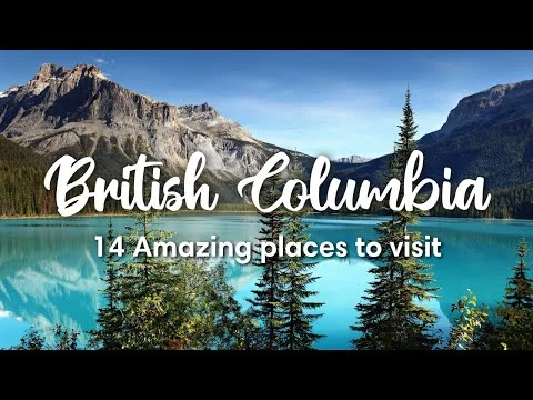 Turkoois blauw meer met dennenbomen en besneeuwde bergen op de achtergrond in British Columbia