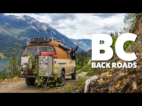 Videominiatuur van een vrouw die zwaait vanuit een camperbusje in de bergen met de tekst BC back roads