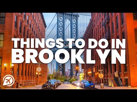 Videotitelbeeld met de tekst Things to do in Brooklyn over een straat in Dumbo met uitzicht op de Manhattan Bridge in de avond