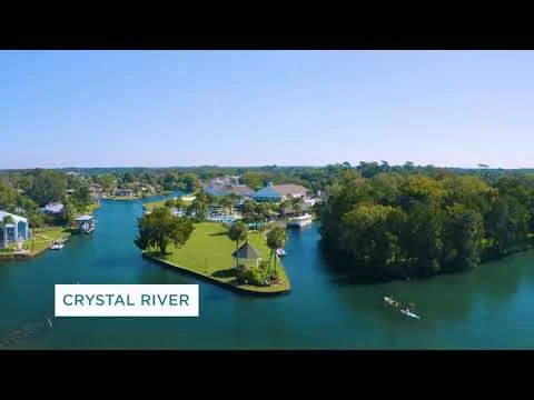 Luchtfoto van Crystal River in Florida met een kronkelende rivier, groene oevers en vakantiewoningen aan het water