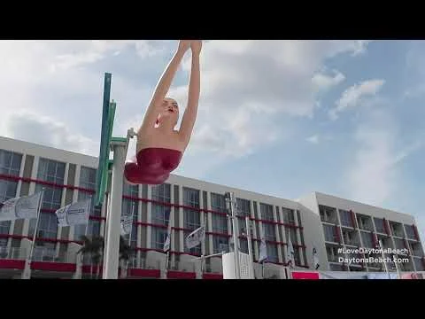 Een groot standbeeld van een duikende zwemmer torent boven straatniveau uit voor een hotel in Daytona Beach