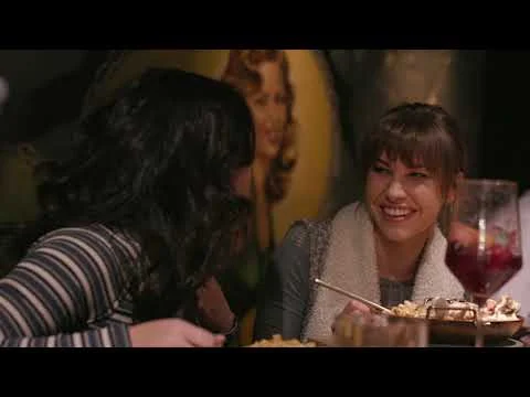 Twee vrouwen zitten lachend aan tafel tijdens een gezellig diner in een restaurant in Denver