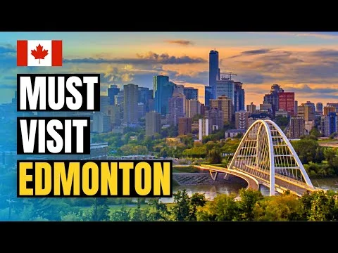 Uitzicht op de skyline van Edmonton in Canada met wolkenkrabbers en een boogbrug over de rivier bij zonsondergang