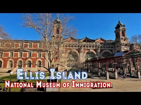Videothumbnail met de tekst Ellis Island National Museum of Immigration over het hoofdgebouw met een kale boom en glazen overkapping