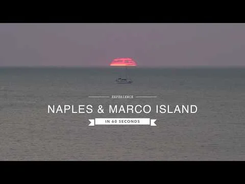 Een felrode zon zakt achter de horizon boven zee terwijl een boot rustig vaart bij Naples en Marco Island in Florida