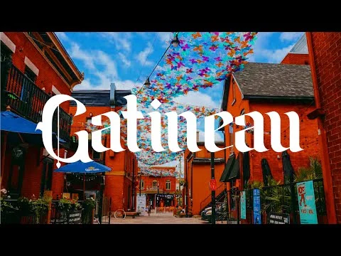 Thumbnail met de tekst Gatineau over een kleurrijke straat met rode gebouwen en een guirlande van vlinders erboven